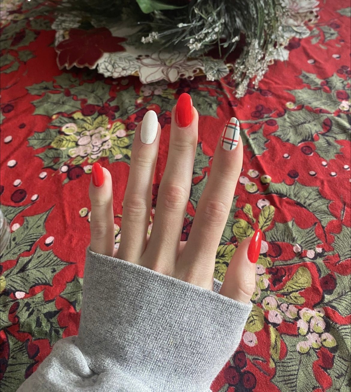 Festive Noel Chic Nail Designs