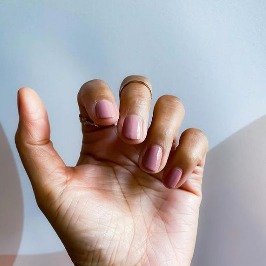 Quelles couleurs de vernis nude à adopter pour les peaux noire et métissée : notre sélection de couleurs naturelles pour sublimer les peaux foncées. - 23Beauty Paris