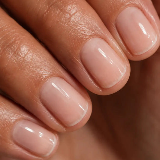 Ongles courts naturels sublimés par Nara Glow 23Beauty Paris, soin pour ongles cassants
