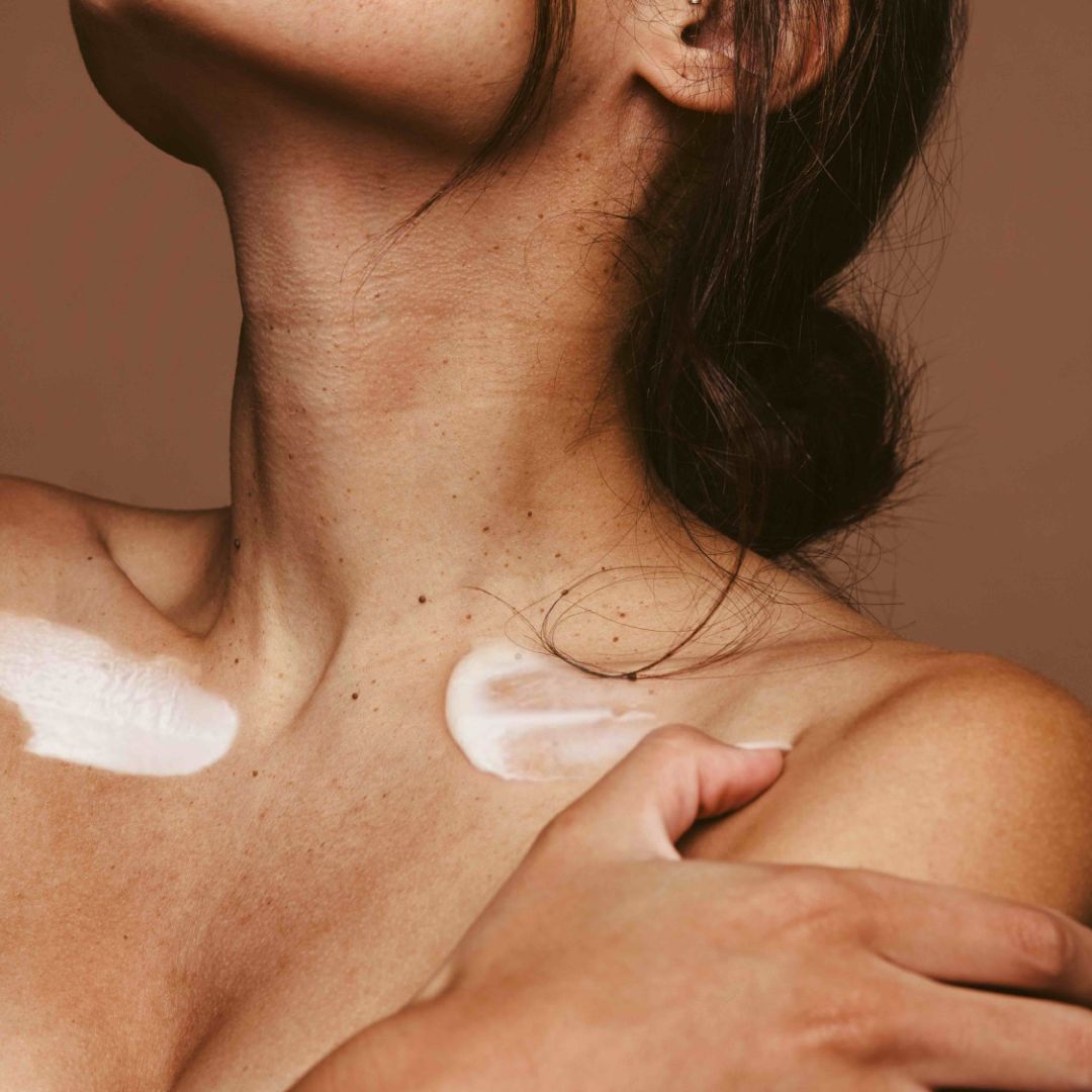 Automassage du cou et décolleté : Guide pratique anti-âge  en 7 étapes - 23Beauty Paris