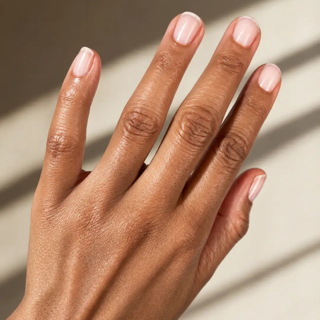 Mains aux ongles nude renforcés avec le soin Nara Glow 23Beauty Paris, idéal pour ongles fragilisés