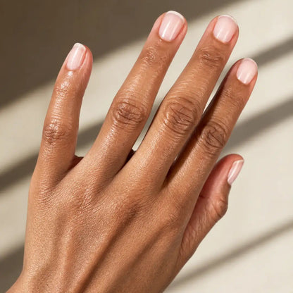 Mains aux ongles nude renforcés avec le soin Nara Glow 23Beauty Paris, idéal pour ongles fragilisés