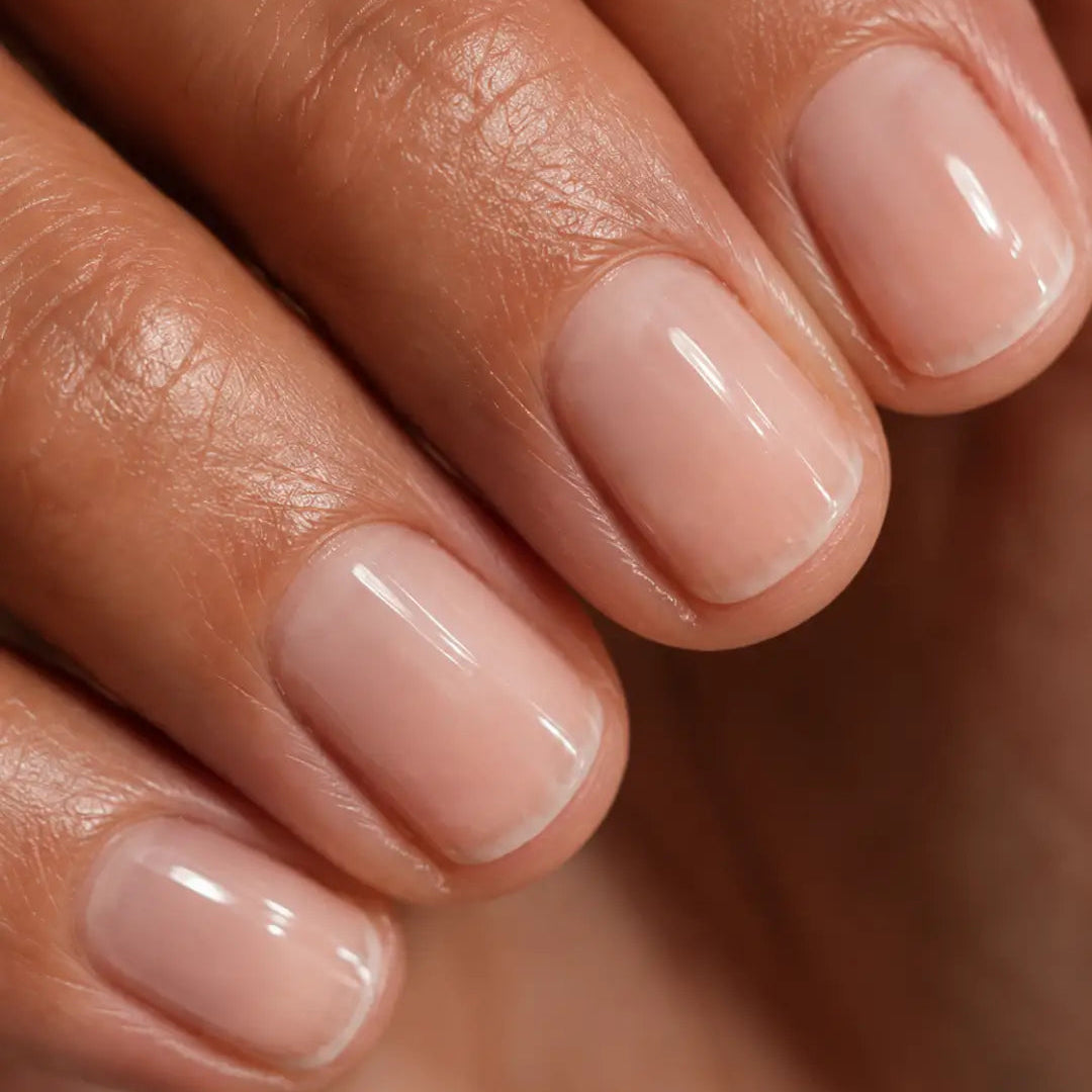Ongles courts naturels sublimés par Nara Glow 23Beauty Paris, soin pour ongles cassants